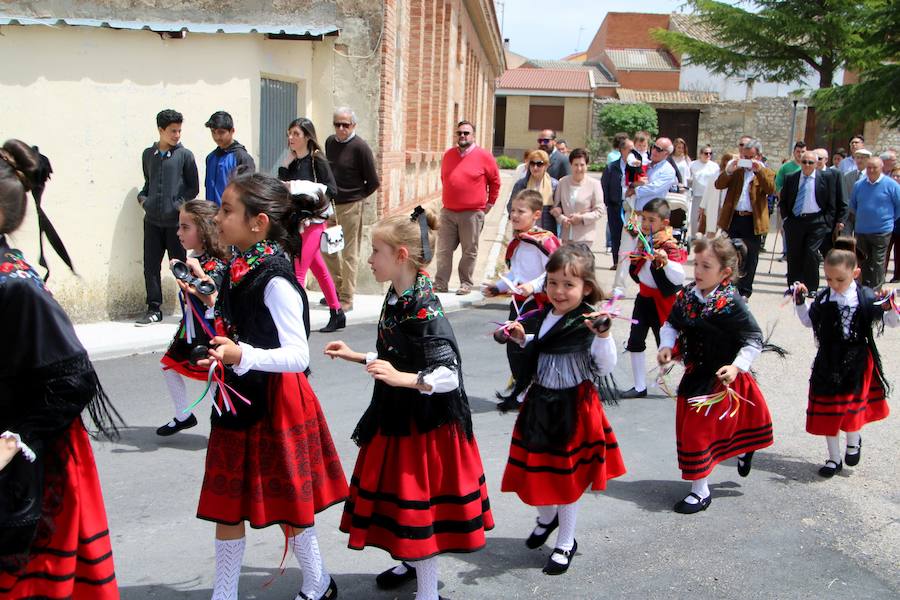 Danzas en Villaviudas en la fiesta de San Isidro