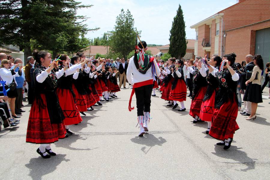 Danzas en Villaviudas en la fiesta de San Isidro