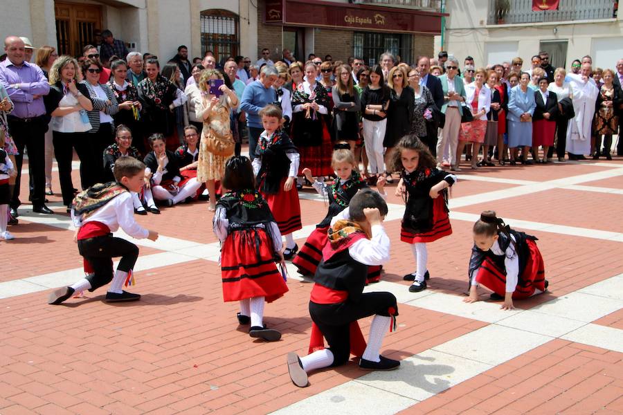 Danzas en Villaviudas en la fiesta de San Isidro