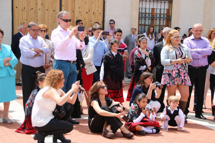 Danzas en Villaviudas en la fiesta de San Isidro