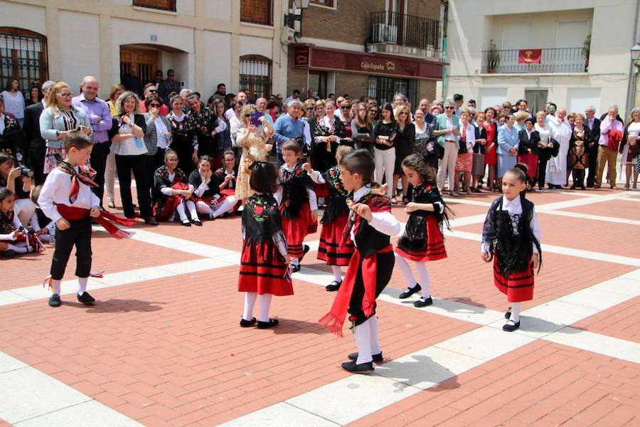 Danzas en Villaviudas en la fiesta de San Isidro
