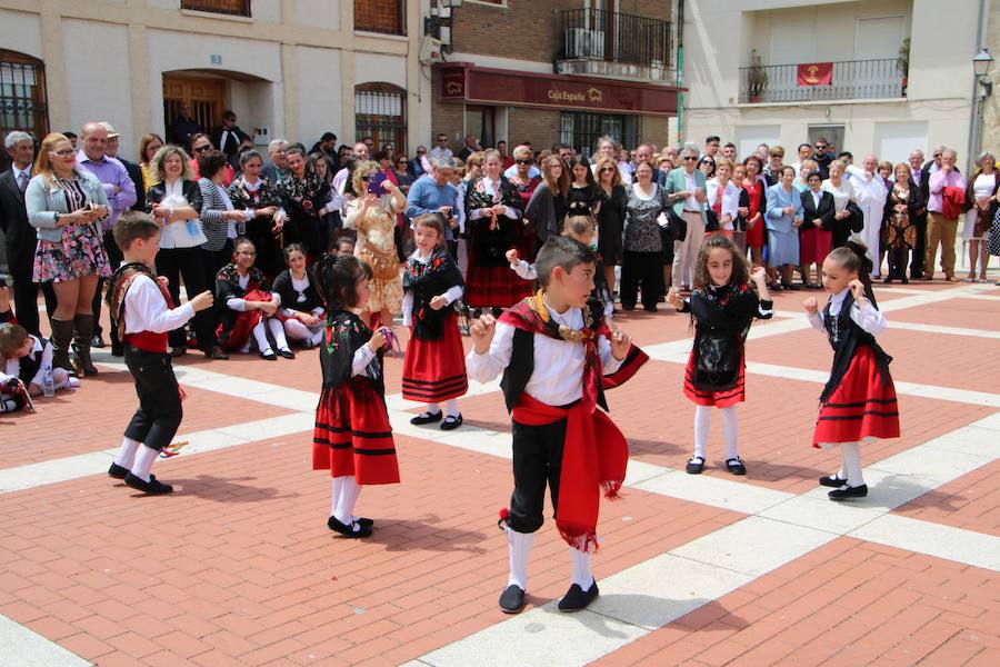 Danzas en Villaviudas en la fiesta de San Isidro
