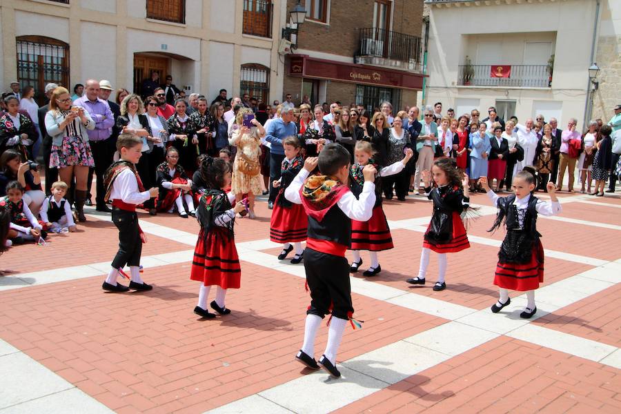 Danzas en Villaviudas en la fiesta de San Isidro