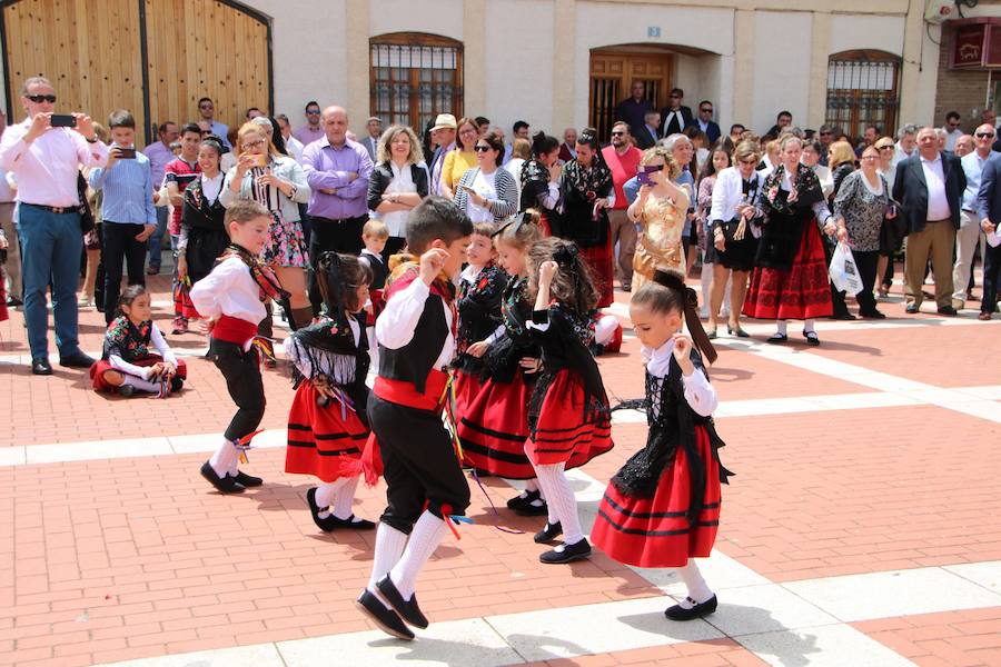 Danzas en Villaviudas en la fiesta de San Isidro