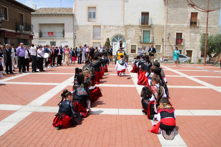 Danzas en Villaviudas en la fiesta de San Isidro