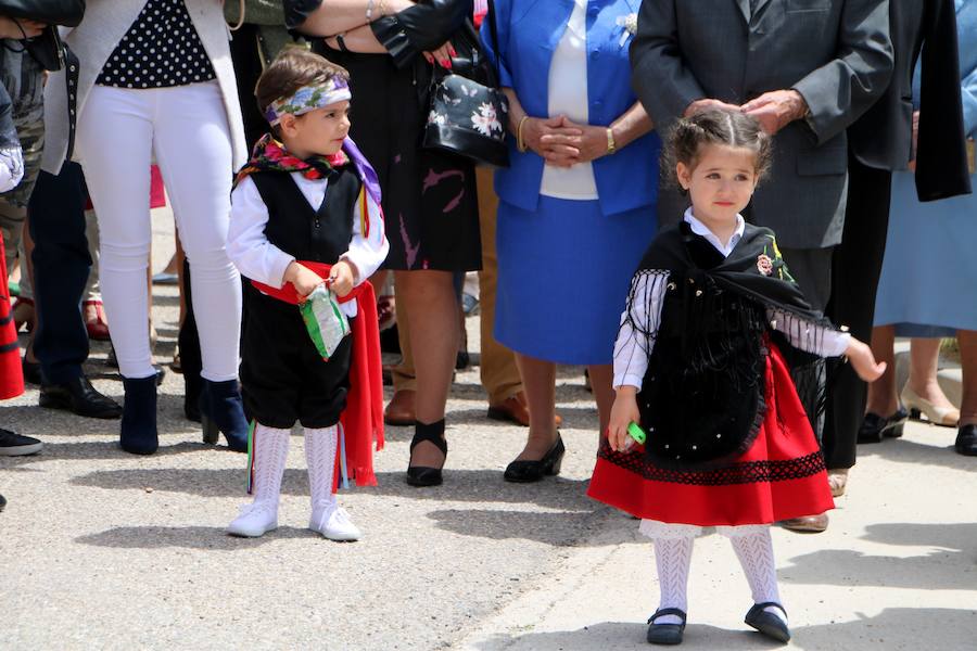 Danzas en Villaviudas en la fiesta de San Isidro