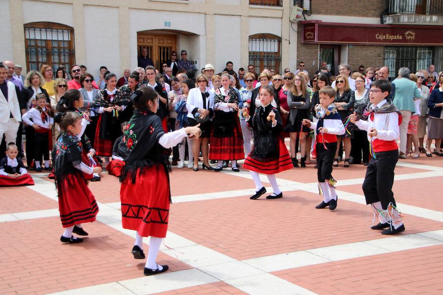 Danzas en Villaviudas en la fiesta de San Isidro