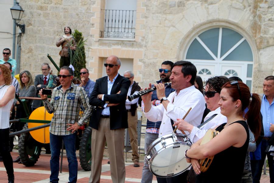 Danzas en Villaviudas en la fiesta de San Isidro