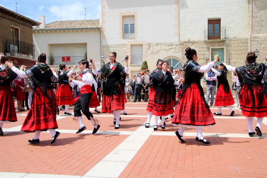 Danzas en Villaviudas en la fiesta de San Isidro