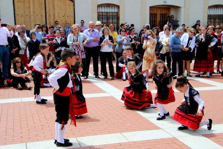 Danzas en Villaviudas en la fiesta de San Isidro