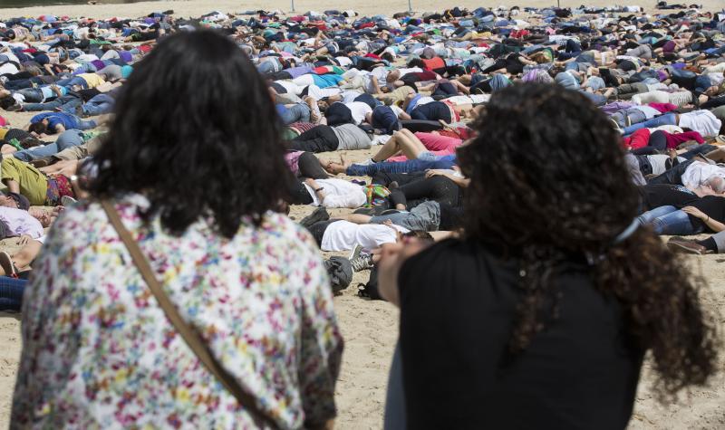 Performance de apoyo a los refugiados.