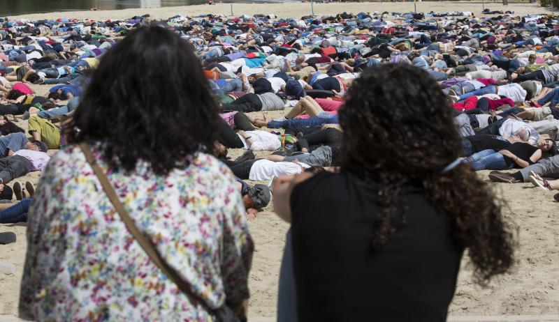 Performance de apoyo a los refugiados.