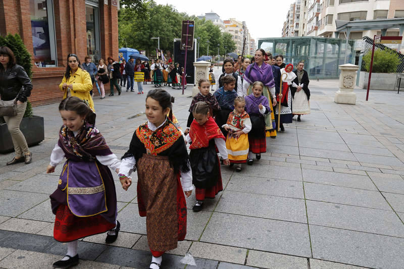 Festival de danzas y paseo por la Calle Mayor