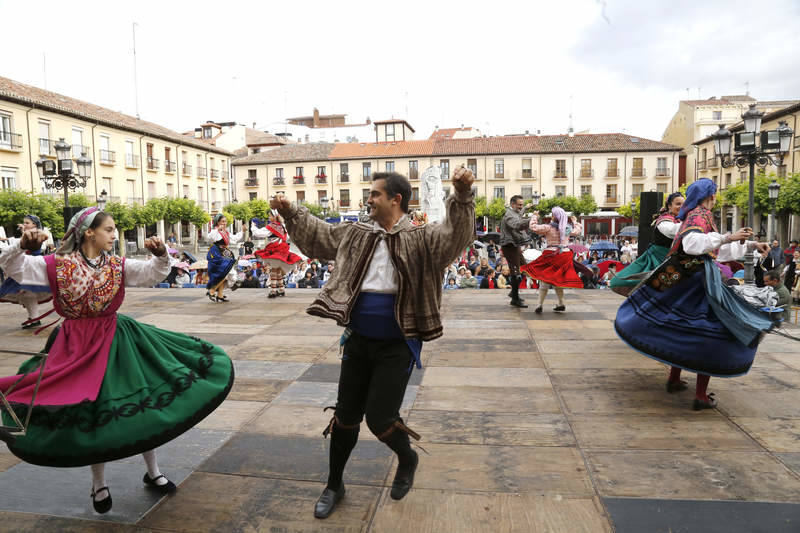 Festival de danzas y paseo por la Calle Mayor