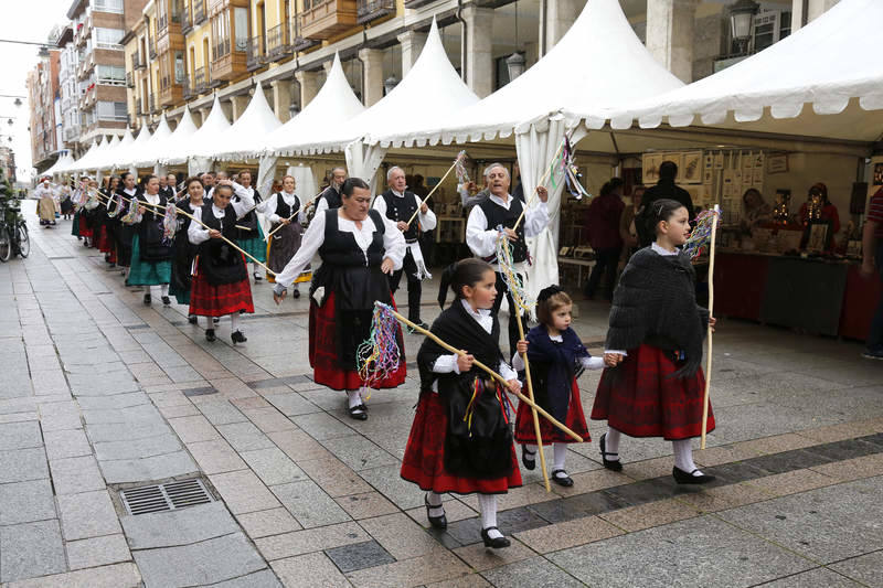 Festival de danzas y paseo por la Calle Mayor