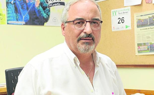 Gaspar Martínez, director de la Casa de Juventud Alese, en su despacho