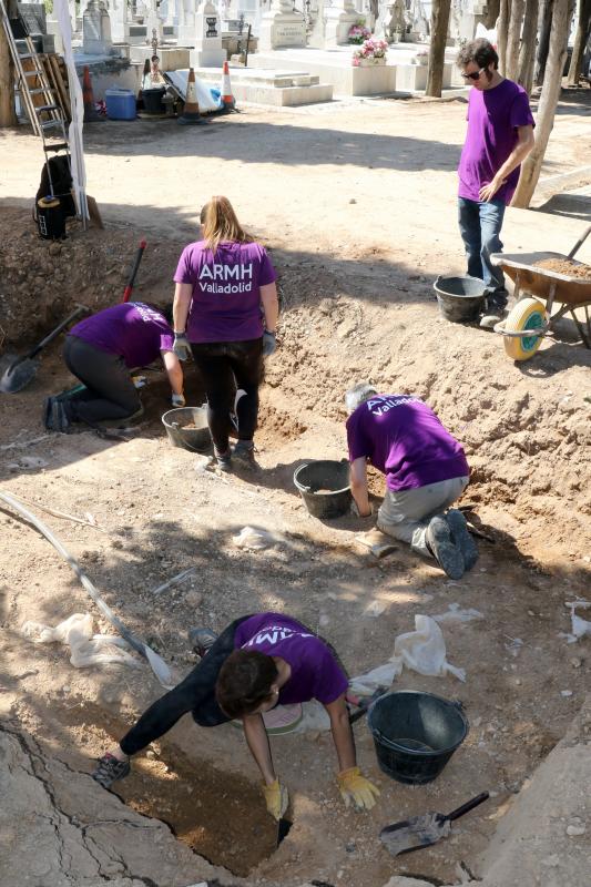 Excavación de las fosas comunes del Cementerio del Carmen