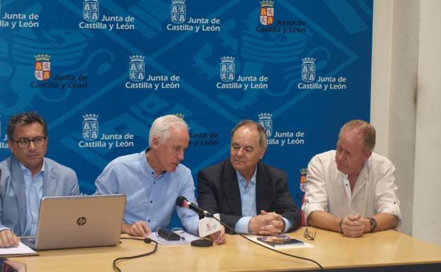 Luis Domingo González, el alcalde de Valdeolmillos, Jesús María Ortega, el delgado diocesano de patrimonio cultural y artístico de Palencia, José Luis Calvo, y el arquitecto redactor del proyecto técnico, Ignacio Vela. 