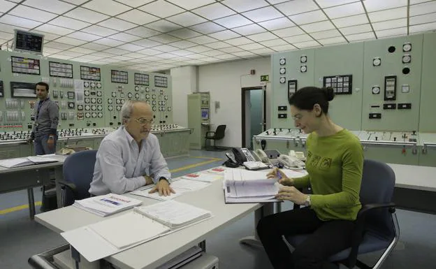 Empleados trabajan en la sala de control de la Central Nuclear de Santa María de Garoña