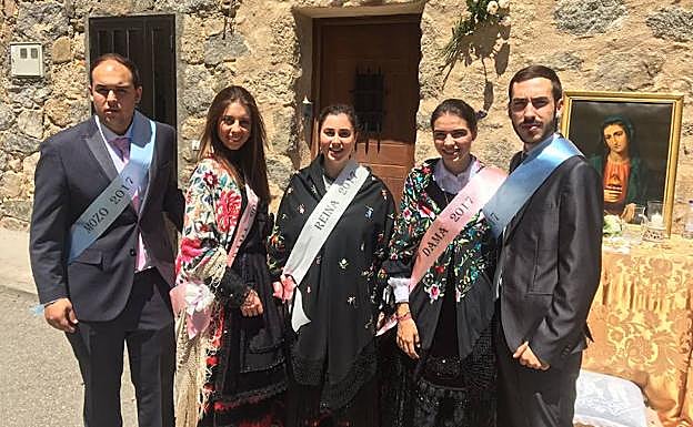 La reina y las damas de Otero de Herreros posan con los mozos. 