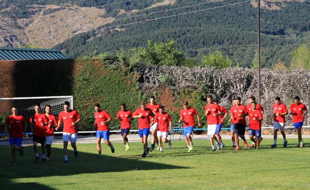 La plantilla casi al completo se ejercita durante el calentamiento en la tarde de ayer en el campo de El Hospital.