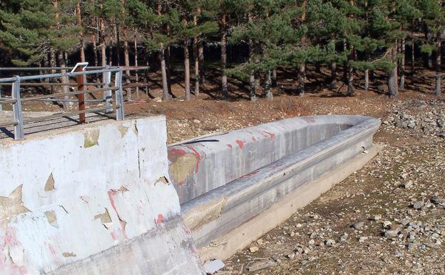 Desperfectos en la estructura de la presa del tejo, en El Espinar. 