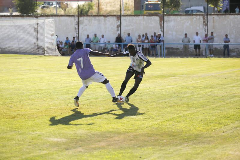 Partido de fútbol amistoso entre el Palencia Cristo Atlético y el Real Valladolid-B 