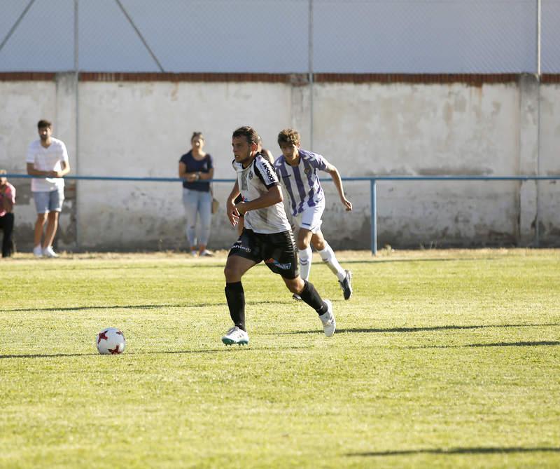 Partido de fútbol amistoso entre el Palencia Cristo Atlético y el Real Valladolid-B 