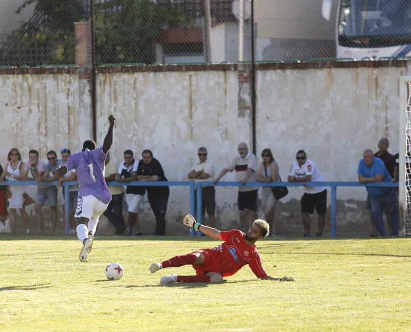 Partido de fútbol amistoso entre el Palencia Cristo Atlético y el Real Valladolid-B 