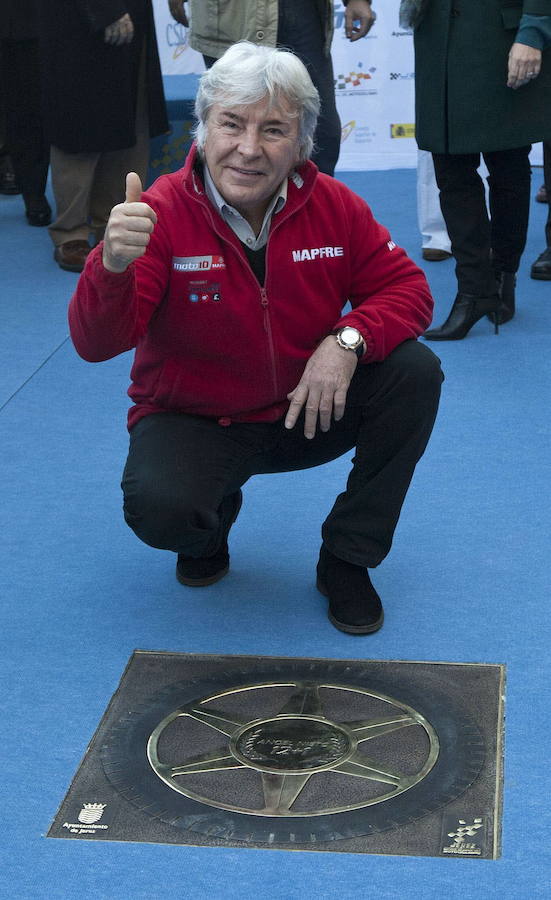 Ángel Nieto, junto a una rueda con su nombre puesta por el Ayuntamiento de Jerez. 