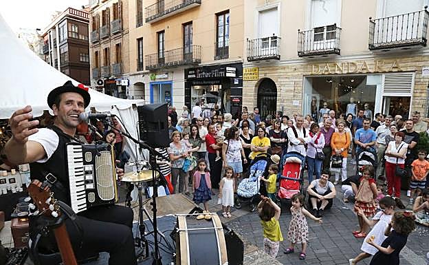 Carlos Herrero, en una actuación en la Calle Mayor. 