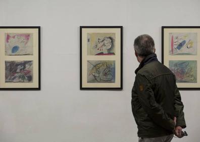 Imagen secundaria 1 - Dos visitantes observan respectivamente la exposición sobre carteles cubanos (arriba) y la que versa sobre bocetos del Guernica (parte inferior izquierda). En la parte inferior derecha, Coco Chanel. 