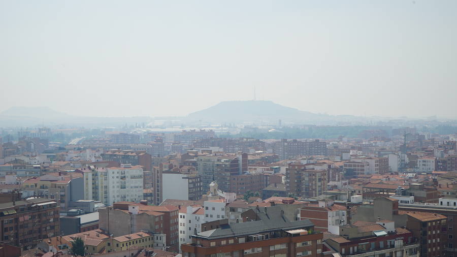 Imágenes del humo en Castilla y León por el incendio de Orense