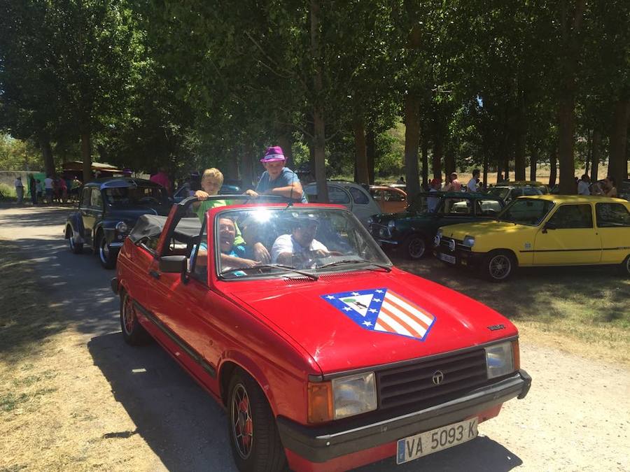 Exhibición de coches en Santiago del Arroyo