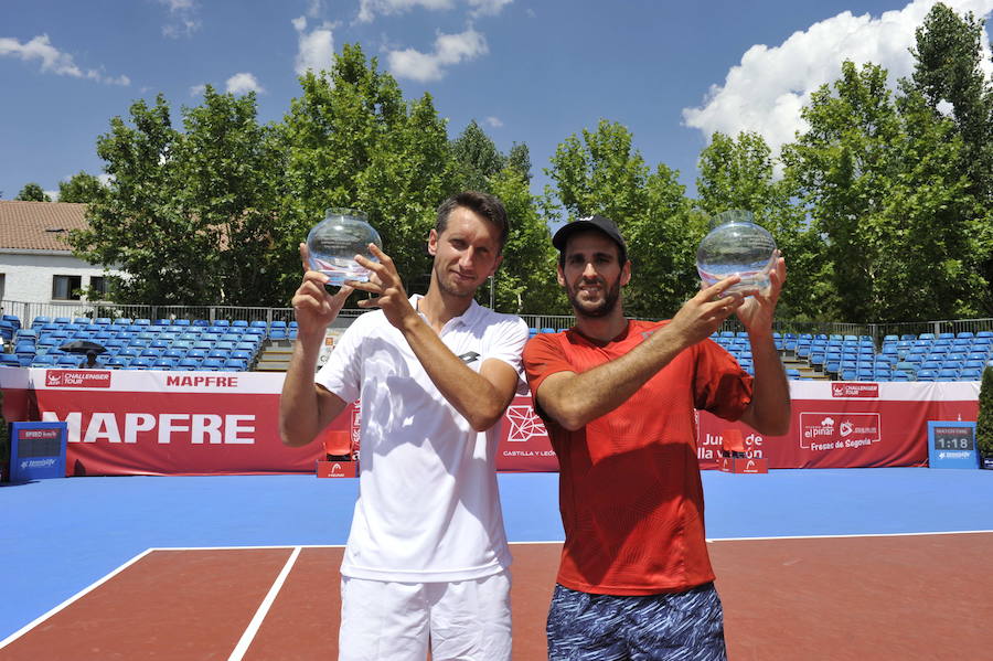 Menéndez y Stakhovsky, con sus trofeos en la pista central de El Espinar.