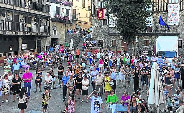 Plaza de Mogarraz antes del pregón de ayer..