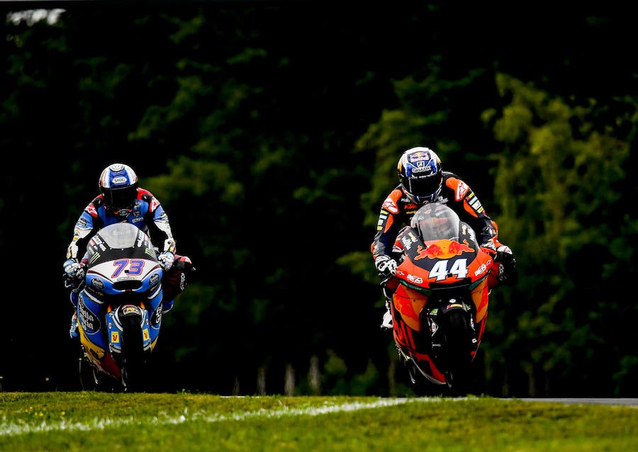 El portugués Miguel Oliveira y el español Álex Márquez, durante la carrera de Moto2. 