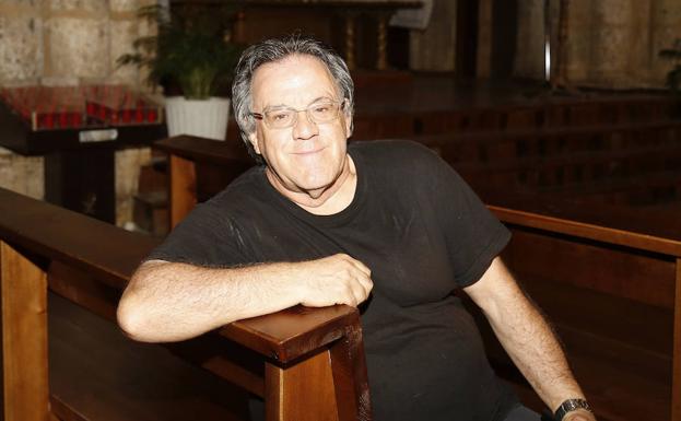 Ángel Aguado, en el interior de la iglesia de Santa María la Mayor de Villamuriel.