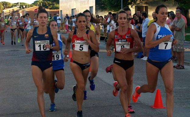 El grupo de favoritas, con Blanca Fernández a la izquierda, en pleno esfuerzo. 