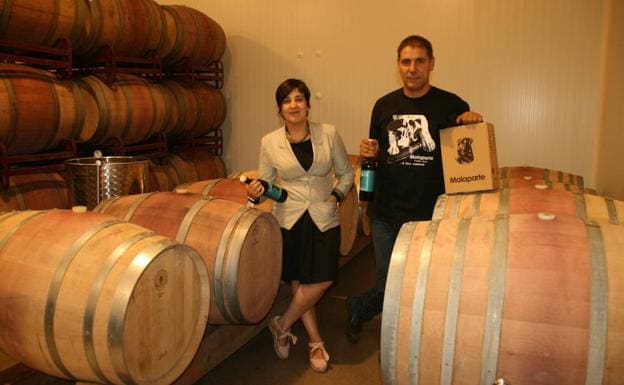 Elisa de Frutos y Rubén Salamanca en su bodega con el primer vino del proyecto Uvas Nómadas.