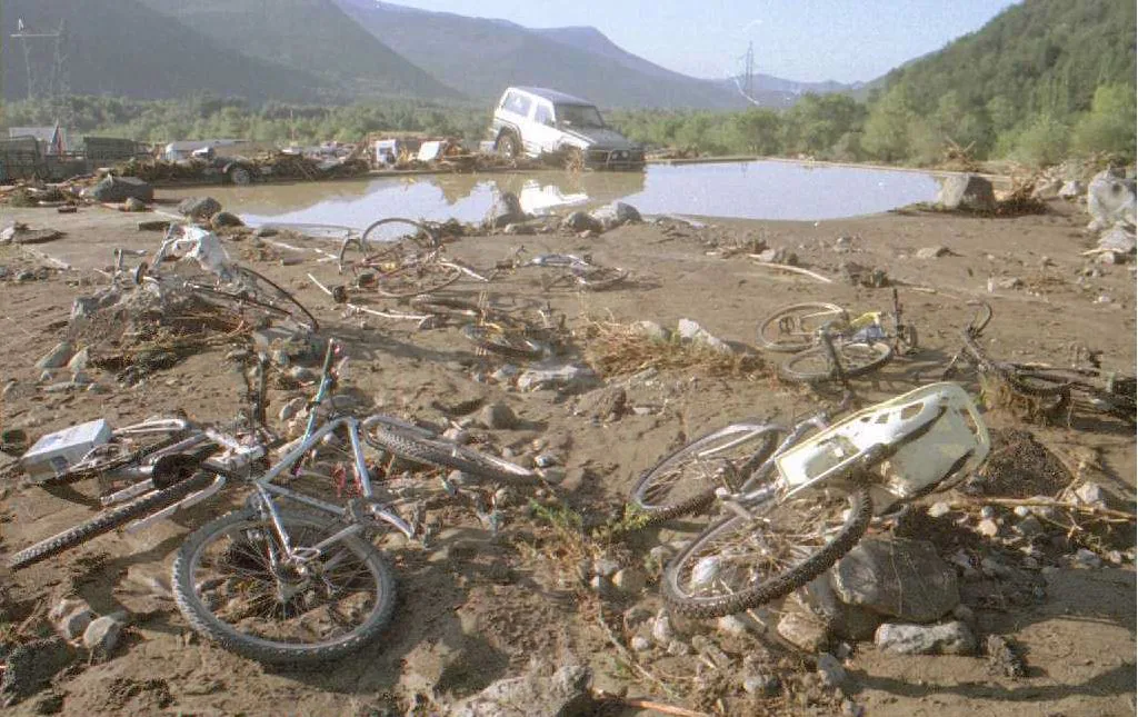 El 7 de agosto de 1996, 86 personas perdieron la vida en la que se ha convertido en la mayor tragedia natural de la historia reciente de España. En la imagen, bicicletas esparcidas en el lodo tras la catástrofe.