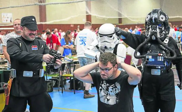 Miembros de las tropas imperiales de Star Wars ‘detienen’ a un participante.