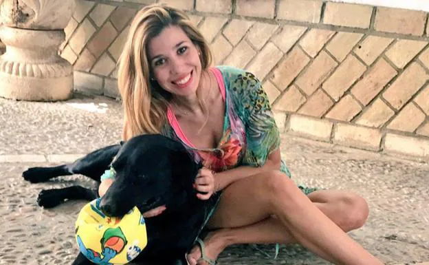 Natalia, junto a su perro Roco. 