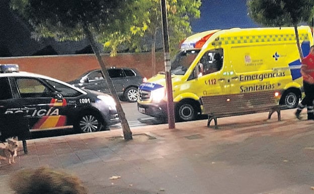 La Policía y la ambulancia del 112 en el lugar donde tuvo lugar la trifulca. 