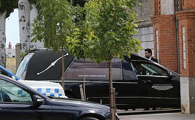 Llegada del coche fúnebre al cementerio de Pedrajas de San Esteban