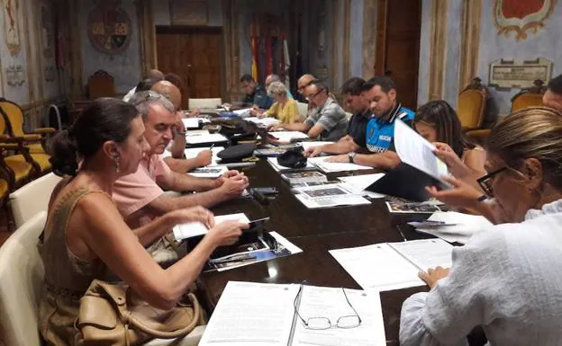 Miembros de la Junta de Seguridad, reunida ayer en el Ayuntamiento de Medina.