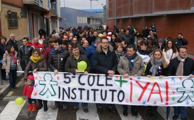 Movilización en demanda del instituto.