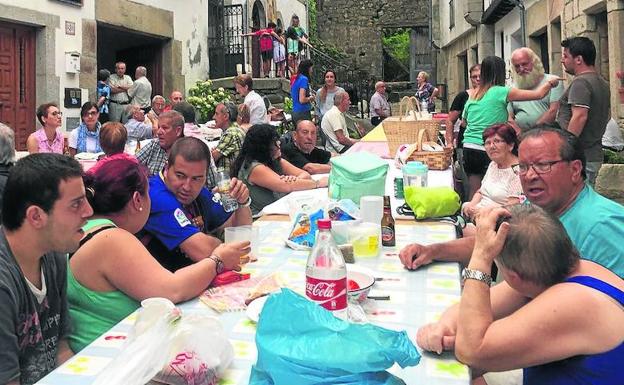 En esta merienda se dan cita personas de todas las edades, niños, jóvenes y adultos.