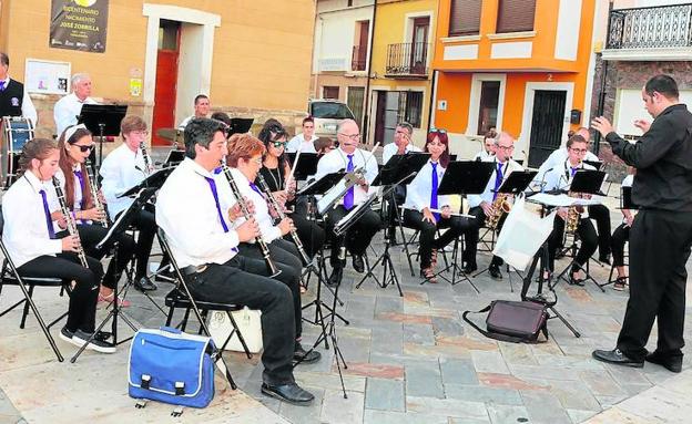 Actuación de la Banda de Música Comarcal Baltanasiega en Torquemada.