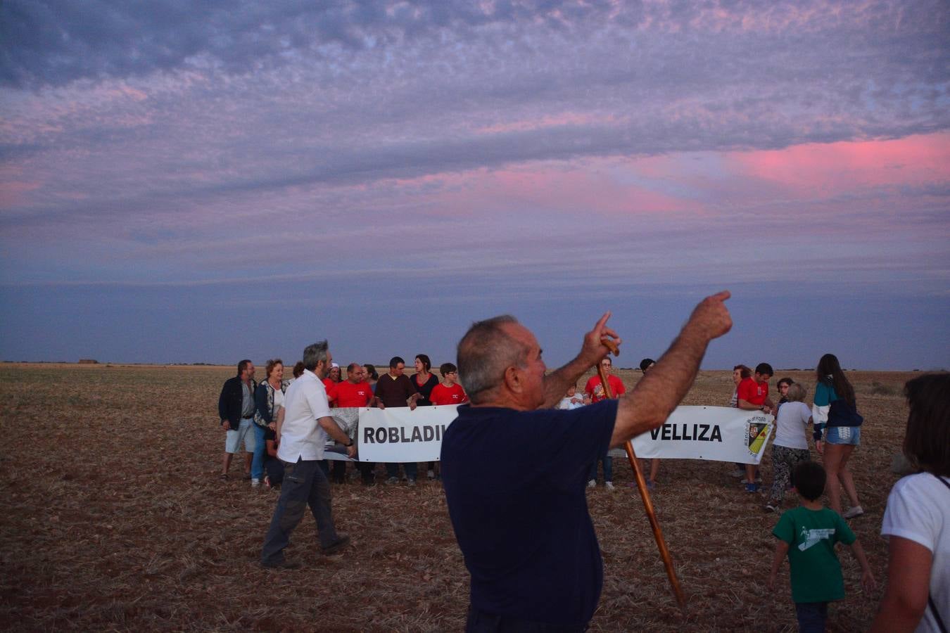 Los pueblos de Castrodeza, Velliza, Villán de Tordesillas y Robladillo se reúnen bajo la luna llena en el páramo de Torozos. 